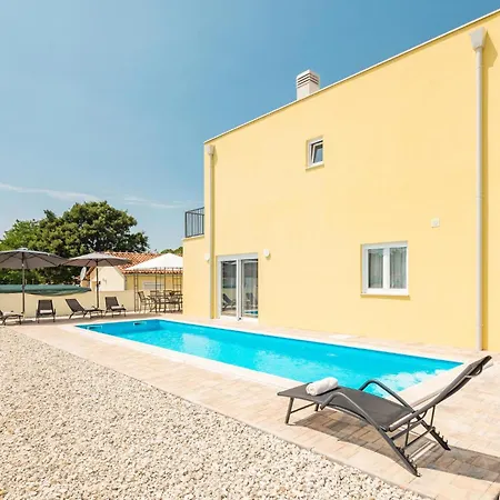 Amazing In With Outdoor Swimming Pool
