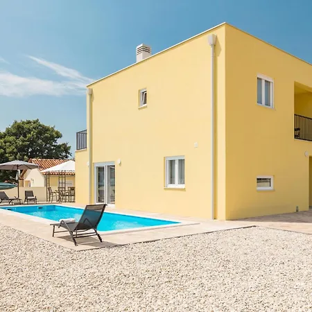 Amazing In With Outdoor Swimming Pool *