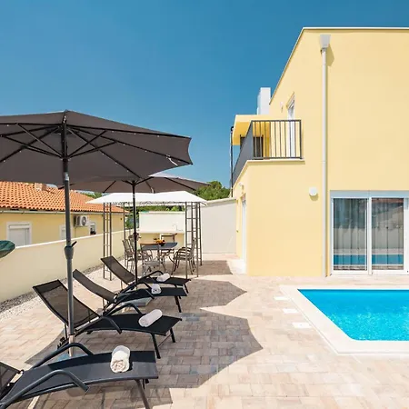Amazing In With Outdoor Swimming Pool Vakantiehuis Poreč