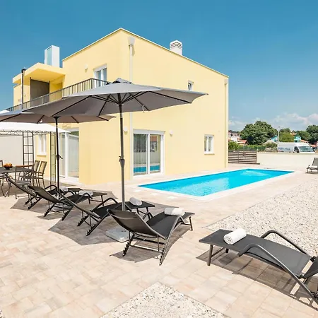 Amazing In With Outdoor Swimming Pool *